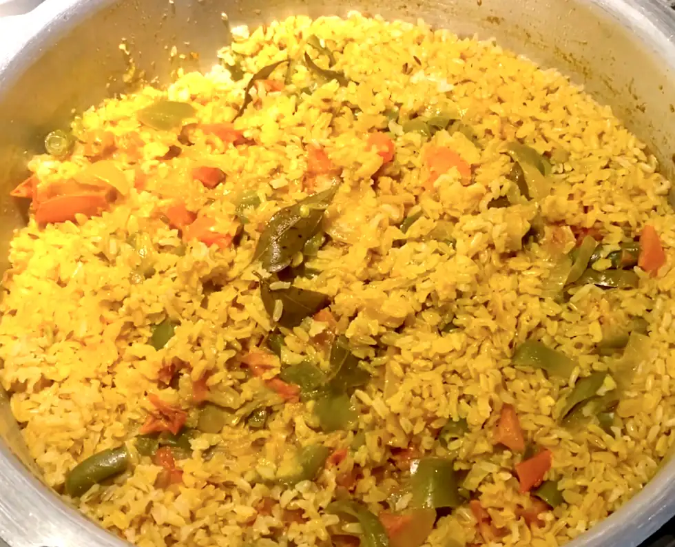 Kitchari de acelga suiza con arroz integral, un plato ayurvédico nutritivo con especias aromáticas, reconfortante y satisfactorio.